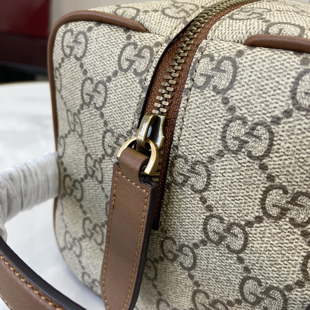 Gucci Unisex GG Emblem Medium Toiletry Case-Brown 821163FAED09786