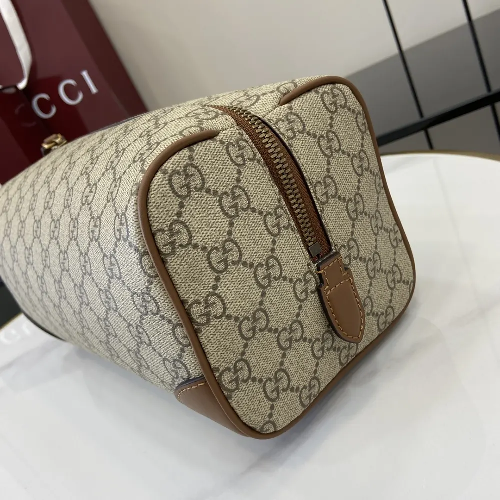 Gucci Unisex GG Emblem Medium Toiletry Case-Brown 821163FAED09786