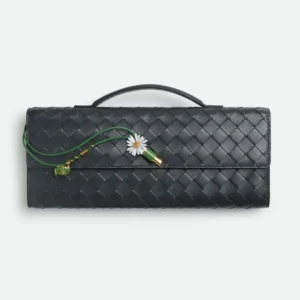 Bottega Veneta Women Andiamo Clutch in Calf Leather 836810V