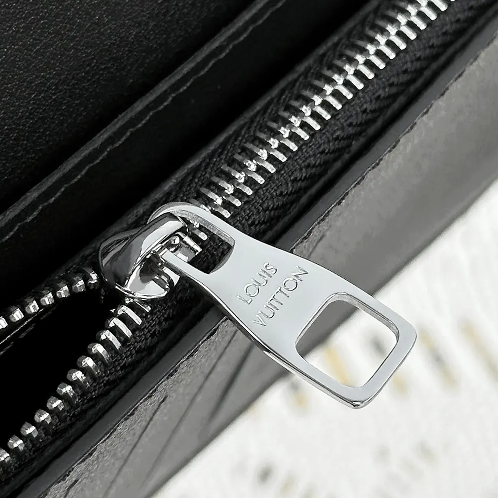 Louis Vuitton LV Unisex Brazza Wallet Waxy Calfskin Leather-Black M25942