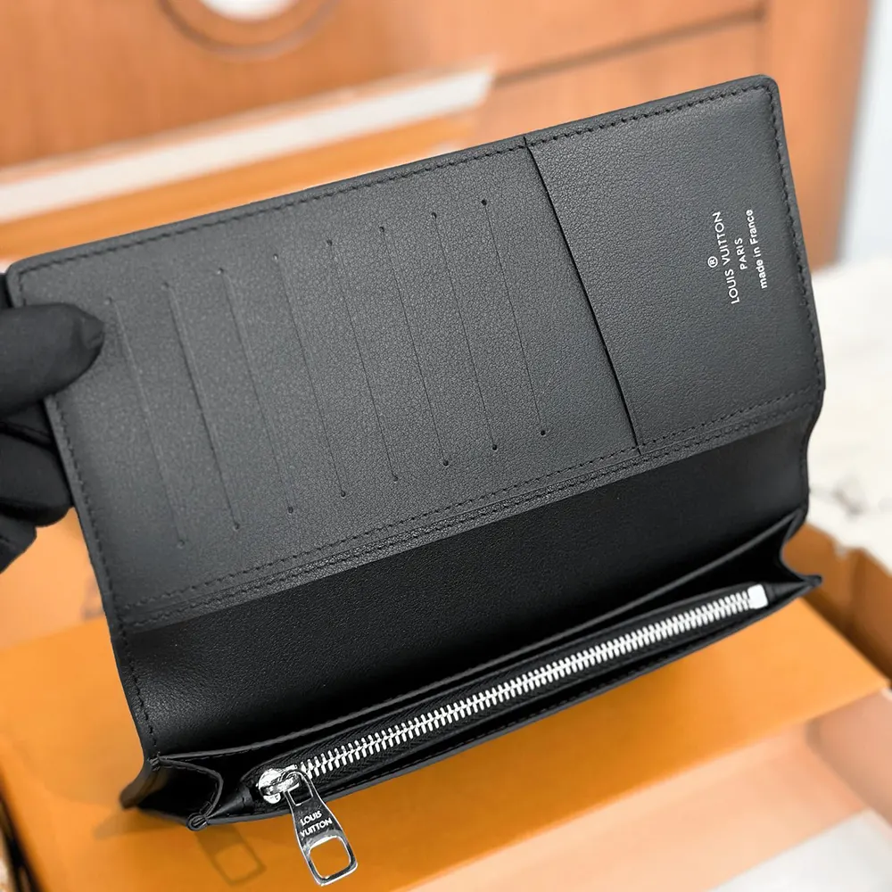 Louis Vuitton LV Unisex Brazza Wallet Waxy Calfskin Leather-Black M25942