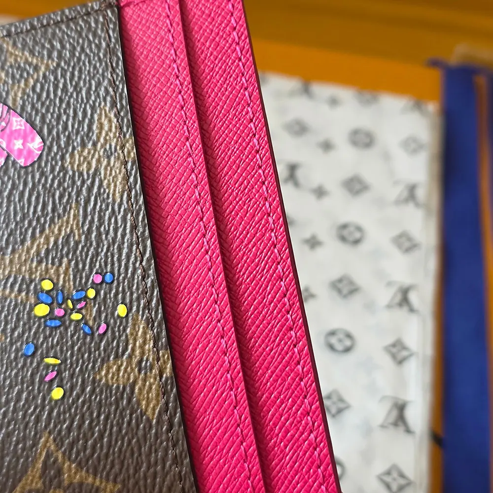 Louis Vuitton LV Unisex LV Charms Card Holder Monogram M15332