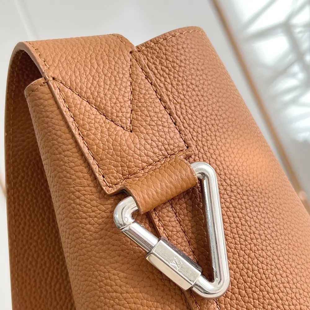 Louis Vuitton LV Unisex Verso Hobo LV Touch Calfskin Leather-Tan M26745 - Image 7