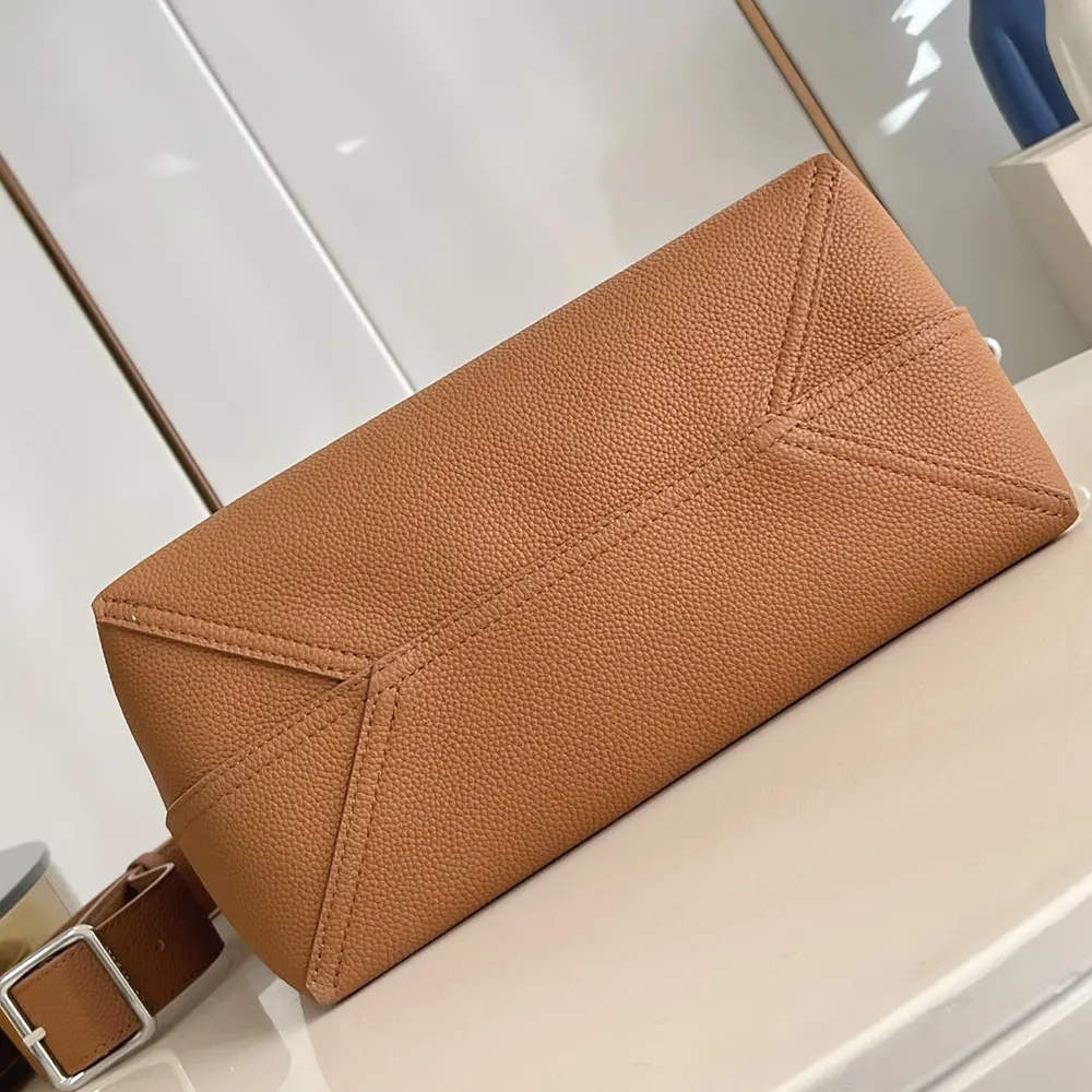 Louis Vuitton LV Unisex Verso Hobo LV Touch Calfskin Leather-Tan M26745