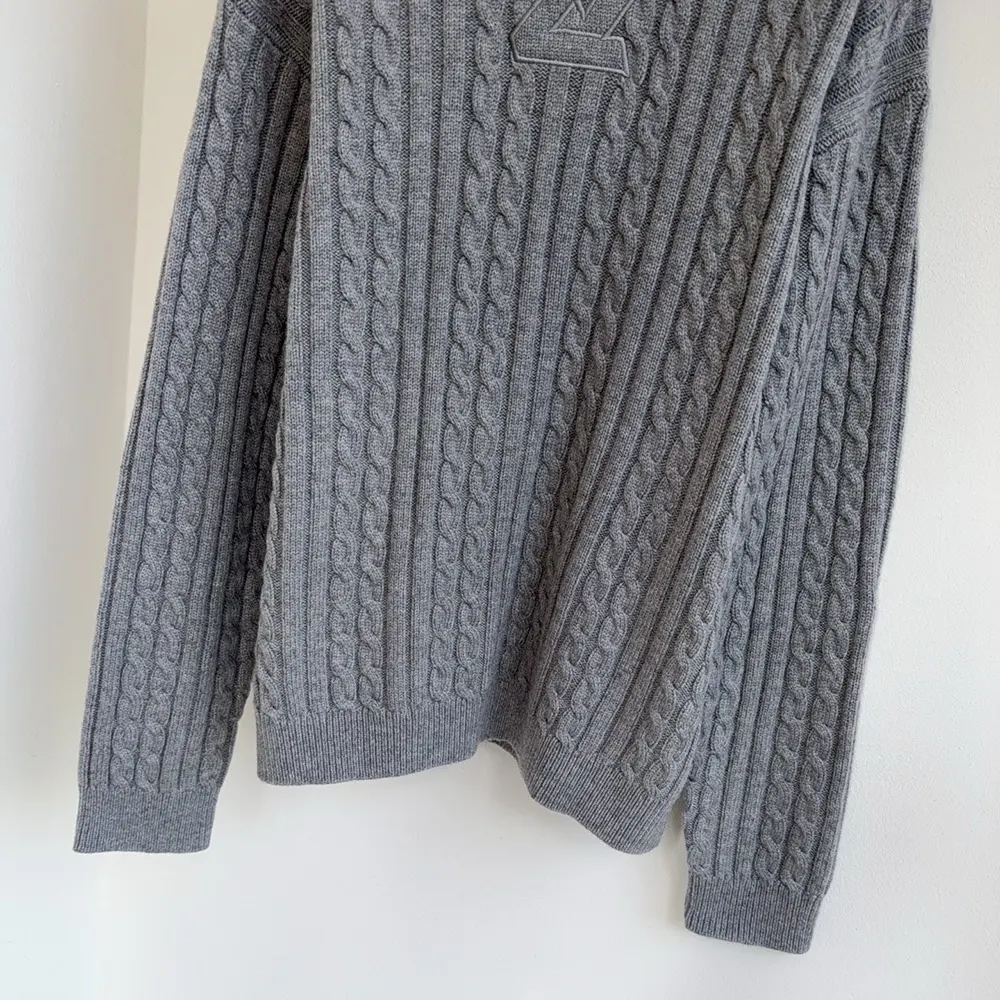 Louis Vuitton Men Signature Cable Knit Pullover-Grey 1AJFSI