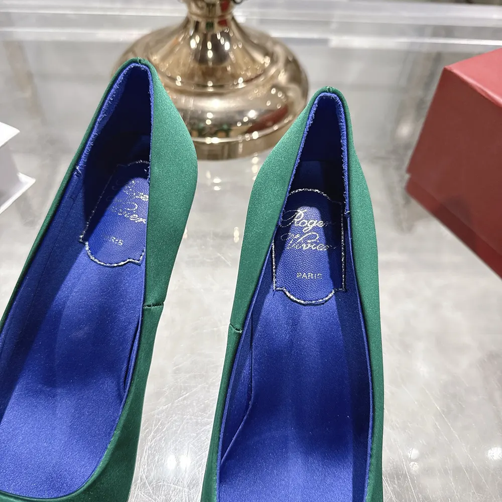 Roger Vivier Women Trompette Pumps in Satin-Green RVW40044010