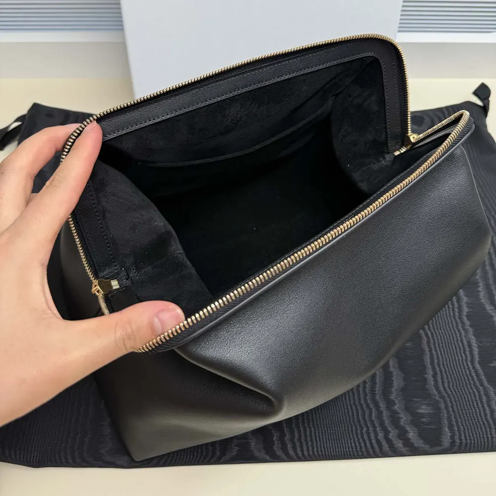 Celine Women Doctor’S Pouch In Supple Natural Calfskin-Black L104J3G40