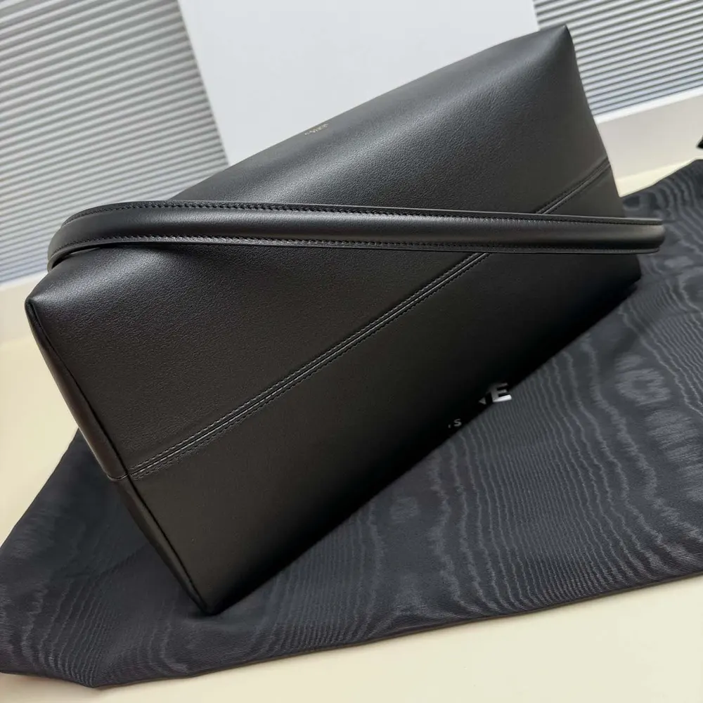 Celine Women Doctor’S Pouch In Supple Natural Calfskin-Black L104J3G40