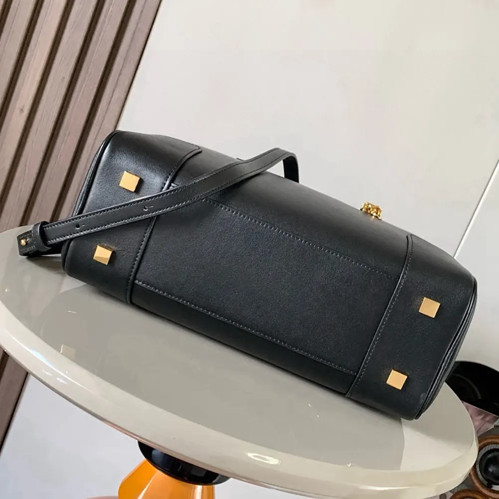 Loewe Unisex Amazona 28 Bag in Nappa Calfskin-Black A039N08X15